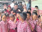 Anggota Komisi III DPRD Kota Palangka Raya, Arif M Norkim berbaur bersama murid saat kunjungan ke SDN 1 Bereng Bengkel, Kota Palangka Raya, beberapa waktu lalu.