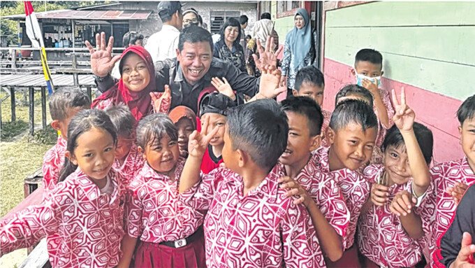 Anggota Komisi III DPRD Kota Palangka Raya, Arif M Norkim berbaur bersama murid saat kunjungan ke SDN 1 Bereng Bengkel, Kota Palangka Raya, beberapa waktu lalu. Anggota Komisi III DPRD Kota Palangka Raya, Arif M Norkim berbaur bersama murid saat kunjungan ke SDN 1 Bereng Bengkel, Kota Palangka Raya, beberapa waktu lalu.
