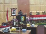 Juru Bicara Dapil I sekaligus Wakil Ketua II Komisi III DPRD Kota Palangka Raya, Sri Ani Rintuh, membacakan laporan hasil reses dalam Rapat Paripurna di Gedung DPRD setempat, Selasa (18/8).