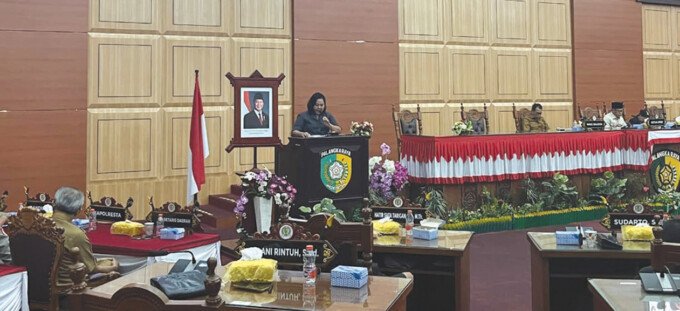 Juru Bicara Dapil I sekaligus Wakil Ketua II Komisi III DPRD Kota Palangka Raya, Sri Ani Rintuh, membacakan laporan hasil reses dalam Rapat Paripurna di Gedung DPRD setempat, Selasa (18/8).