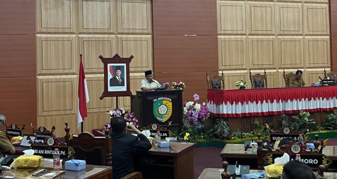 Ketua DPRD Kota Palangka Raya Subandi memimpin Rapat Paripurna DPRD Kota Palangka Raya di ruang Rapat Paripurna DPRD Kota, Selasa (18/8). Ketua DPRD Kota Palangka Raya Subandi memimpin Rapat Paripurna DPRD Kota Palangka Raya di ruang Rapat Paripurna DPRD Kota, Selasa (18/8).