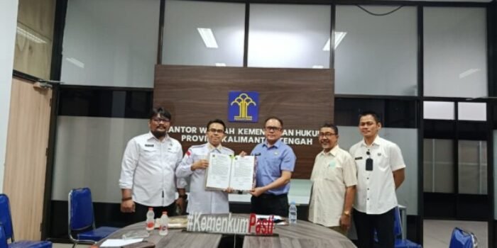 Anggota Komisi II sekaligus Ketua Bapemperda DPRD Kota Palangka Raya, Khemal Nasery (dua dari kiri), mengikuti agenda harmonisasi dua Raperda di Kantor Wilayah Kementerian Hukum Kalteng, Rabu (26/8). Anggota Komisi II sekaligus Ketua Bapemperda DPRD Kota Palangka Raya, Khemal Nasery (dua dari kiri), mengikuti agenda harmonisasi dua Raperda di Kantor Wilayah Kementerian Hukum Kalteng, Rabu (26/8).