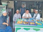 Anggota Komisi II DPRD Kota Palangka Raya, Khemal Nasery menyerap aspirasi secara santai melalui pertemuan di warung kopi, Jumat (14/8).