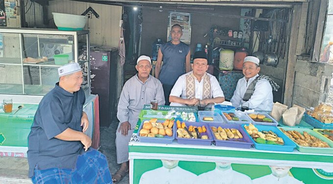 Anggota Komisi II DPRD Kota Palangka Raya, Khemal Nasery menyerap aspirasi secara santai melalui pertemuan di warung kopi, Jumat (14/8). Anggota Komisi II DPRD Kota Palangka Raya, Khemal Nasery menyerap aspirasi secara santai melalui pertemuan di warung kopi, Jumat (14/8).