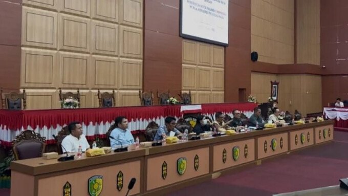 DPRD Kota Palangka Raya2 Rapat gabungan DPRD Kota Palangka Raya, Pemerintah Kota Palangka Raya, dan PT PLN (Persero) di Kantor DPRD Kota Palangka Raya, Kamis (30/7).