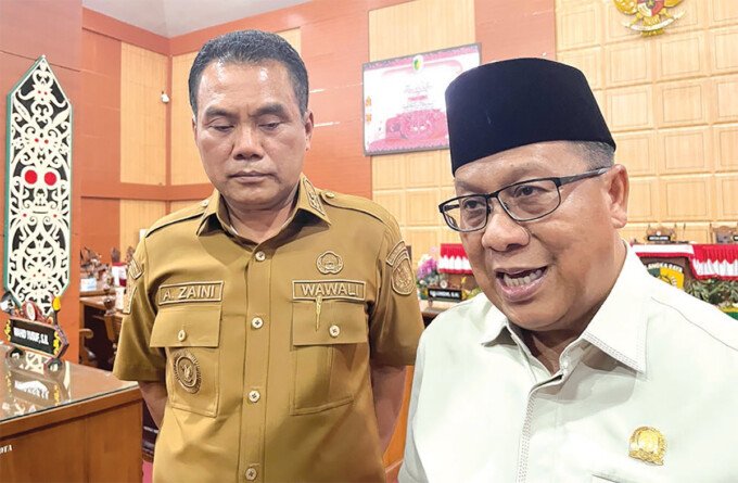 Ketua DPRD Kota Palangka Raya, Subandi bersama Wawali Palangka Raya, Achmad Zaini usai paripurna, belum lama ini.