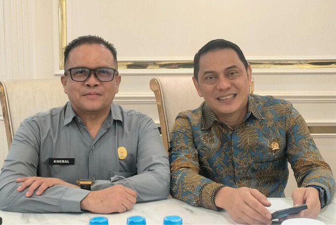 Ketua Bapemperda sekaligus Anggota Komisi II DPRD Palangka Raya Khemal Nasery bersama Anggota Komisi V DPR RI Muhammad Syauqie membahas penanganan karhutla. Ketua Bapemperda sekaligus Anggota Komisi II DPRD Palangka Raya Khemal Nasery bersama Anggota Komisi V DPR RI Muhammad Syauqie membahas penanganan karhutla.