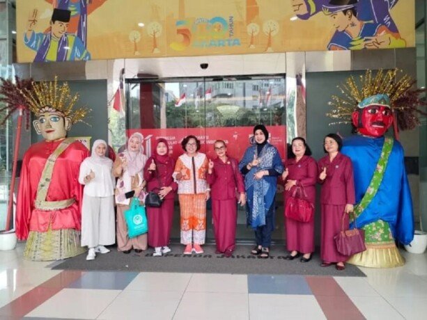 Ketua Fisdawan DPRD Provinsi Kalimantan Tengah, Apristini Arton S Dohong, beserta jajaran pengurus saat melakukan kunjungan kerja ke Kantor Dewan Kerajinan Nasional Daerah (Dekranasda) Provinsi DKI Jakarta, Jumat (7/8).
