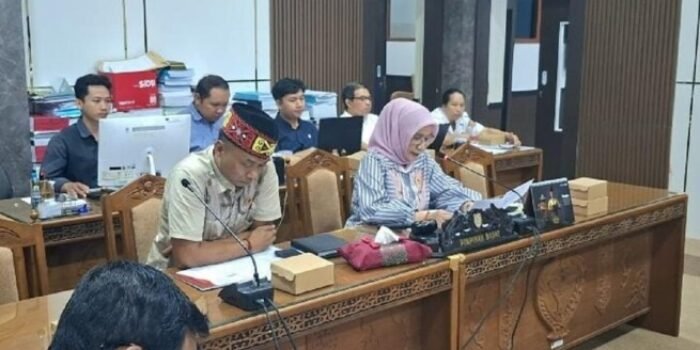 Ketua Komisi II DPRD Provinsi Kalimantan Tengah, Hj Siti Nafsiah (paling kanan), memimpin agenda kunjungan kerja terkait tata kelola dan evaluasi CSR Perkebunan, di Kabupaten Barito Timur, Jumat (31/7).