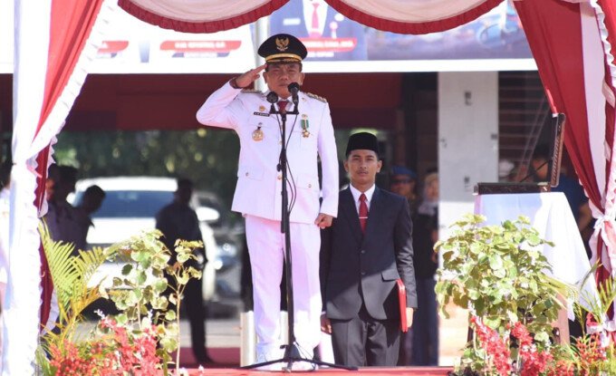 Bupati Kapuas HM Wiyatno SP menjadi Inspektur Upacara HUT ke-81 Kemerdekaan RI di Stadion Panunjung Tarung Kuala Kapuas, Senin (17/8).