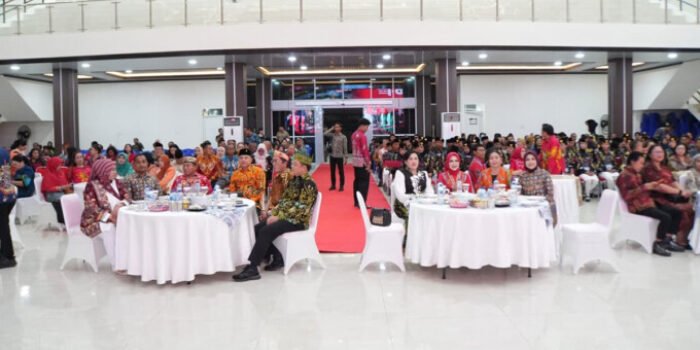 Bupati Kapuas HM Wiyatno SP didampingi Wakil Bupati Kapuas Dodo dan Sekda Kapuas Usis I Sangkai saat menghadiri Malam Resepsi Kenegaraan Peringatan HUT ke-81 Kemerdekaan RI di Aula Tingang Menteng, Kompleks Kantor Bupati Kapuas, Senin (17/8) malam.