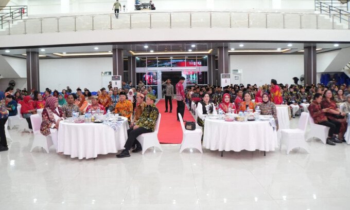 Bupati Kapuas HM Wiyatno SP didampingi Wakil Bupati Kapuas Dodo dan Sekda Kapuas Usis I Sangkai saat menghadiri Malam Resepsi Kenegaraan Peringatan HUT ke-81 Kemerdekaan RI di Aula Tingang Menteng, Kompleks Kantor Bupati Kapuas, Senin (17/8) malam.