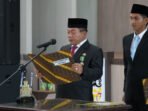 Bupati Kapuas HM Wiyatno saat melantik dan mengambil sumpah/janji pejabat di Aula Tingang Menteng, Kantor Bupati Kapuas, Selasa (18/8).