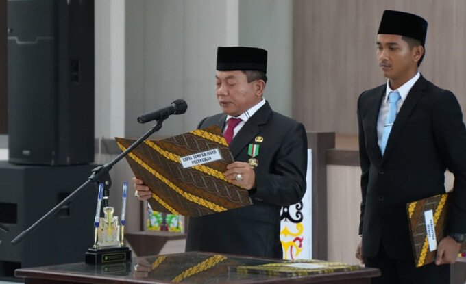 Bupati Kapuas HM Wiyatno saat melantik dan mengambil sumpah/janji pejabat di Aula Tingang Menteng, Kantor Bupati Kapuas, Selasa (18/8). Bupati Kapuas HM Wiyatno saat melantik dan mengambil sumpah/janji pejabat di Aula Tingang Menteng, Kantor Bupati Kapuas, Selasa (18/8).