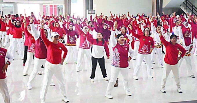 Senam bersama sebelum memulai kegiatan lomba semarak 17-an yang di adakan oleh DWP Kabupaten Kapuas di Aula Tingang Menteng Kantor Sekretariat Daerah Kabupaten Kapuas, Kamis(20/8). Senam bersama sebelum memulai kegiatan lomba semarak 17-an yang di adakan oleh DWP Kabupaten Kapuas di Aula Tingang Menteng Kantor Sekretariat Daerah Kabupaten Kapuas, Kamis(20/8).