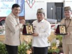 Bupati Kapuas HM Wiyatno menerima cenderamata dari Menko Polkam RI Jenderal TNI (Purn.) Djamari Chaniago saat kunjungan kerja di Kabupaten Kapuas, Jumat (31/7).