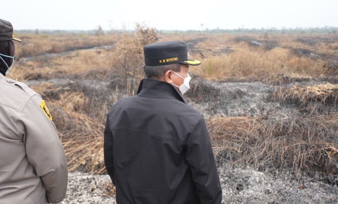 Bupati Kapuas HM Wiyatno memantau areal terdampak kebakaran hutan dan lahan (karhutla) di wilayah Kecamatan Kapuas Murung dan Dadahup.