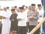 Bupati Kapuas HM Wiyatno bersama jajaran pemerintah daerah dan masyarakat mengikuti Salat Istisqa di Lapangan Bukit Ngalangkang Kuala Kapuas, Minggu (30/8). Bupati Kapuas HM Wiyatno bersama jajaran pemerintah daerah dan masyarakat mengikuti Salat Istisqa di Lapangan Bukit Ngalangkang Kuala Kapuas, Minggu (30/8).