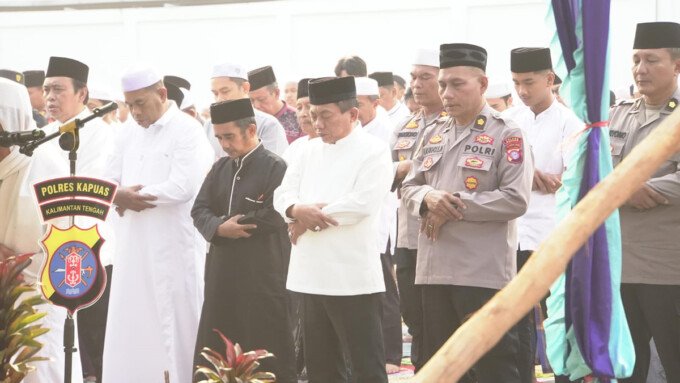 Bupati Kapuas HM Wiyatno bersama jajaran pemerintah daerah dan masyarakat mengikuti Salat Istisqa di Lapangan Bukit Ngalangkang Kuala Kapuas, Minggu (30/8). Bupati Kapuas HM Wiyatno bersama jajaran pemerintah daerah dan masyarakat mengikuti Salat Istisqa di Lapangan Bukit Ngalangkang Kuala Kapuas, Minggu (30/8).