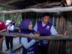 KAPUAS Tim Pembina Posyandu Kabupaten Kapuas Hj. Siti Saniah Wiyatno mengunjungi keluarga penyandang disabilitas mental di Handil Irian, Desa Anjir Serapat Baru, Kecamatan Kapuas Timur, Sabtu (1/8).
