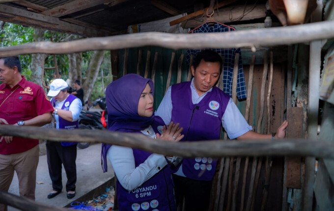 KAPUAS Tim Pembina Posyandu Kabupaten Kapuas Hj. Siti Saniah Wiyatno mengunjungi keluarga penyandang disabilitas mental di Handil Irian, Desa Anjir Serapat Baru, Kecamatan Kapuas Timur, Sabtu (1/8).