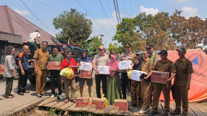 BPBD Kapuas menyalurkan bantuan pangan kepada warga terdampak kebakaran di Desa Palingkau Lama, Kecamatan Kapuas Murung.