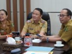 Sekretaris Daerah Kabupaten Kapuas saat memimpin Rapat Koordinasi Persiapan Percepatan Implementasi Program LSDP di Ruang Rapat Sekda Kapuas, Selasa (11/8) pagi.