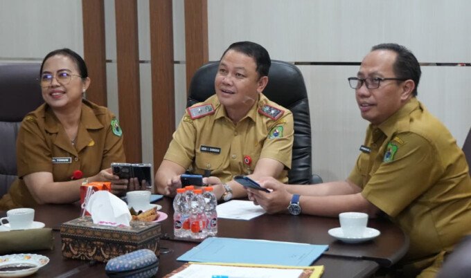 Sekretaris Daerah Kabupaten Kapuas saat memimpin Rapat Koordinasi Persiapan Percepatan Implementasi Program LSDP di Ruang Rapat Sekda Kapuas, Selasa (11/8) pagi. Sekretaris Daerah Kabupaten Kapuas saat memimpin Rapat Koordinasi Persiapan Percepatan Implementasi Program LSDP di Ruang Rapat Sekda Kapuas, Selasa (11/8) pagi.