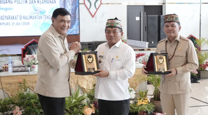 Bupati Kapuas HM Wiyatno menerima cenderamata dari Menko Polkam RI Jenderal TNI (Purn.) Djamari Chaniago saat kunjungan kerja di Kabupaten Kapuas, Jumat (31/7).