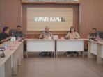 Sekda Kapuas Usis I Sangkai memimpin rapat evaluasi stok dan distribusi BBM di Kabupaten Kapuas, Kamis (20/8). Sekda Kapuas Usis I Sangkai memimpin rapat evaluasi stok dan distribusi BBM di Kabupaten Kapuas, Kamis (20/8).