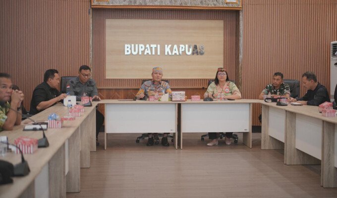Sekda Kapuas Usis I Sangkai memimpin rapat evaluasi stok dan distribusi BBM di Kabupaten Kapuas, Kamis (20/8).