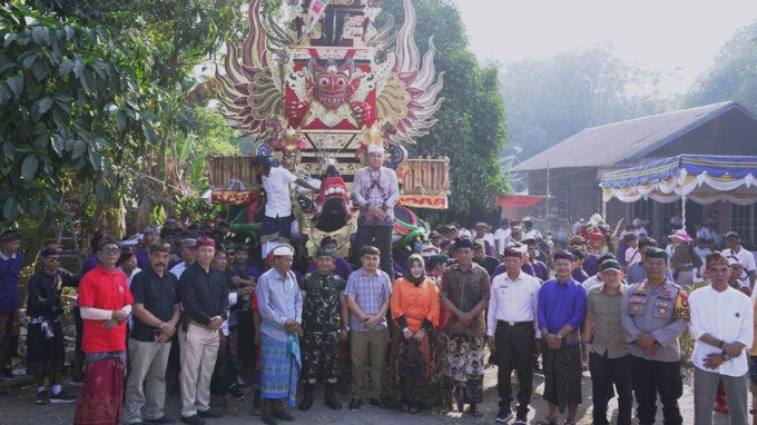 Wakil Bupati Kapuas Dodo saat pelepasan Bade dalam rangkaian Ngaben Massal Banjar Merta Sari di Desa Batu Nindan, Kecamatan Basarang. Wakil Bupati Kapuas Dodo saat pelepasan Bade dalam rangkaian Ngaben Massal Banjar Merta Sari di Desa Batu Nindan, Kecamatan Basarang.