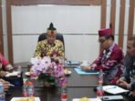 Pemerintah Kabupaten Kapuas melaksanakan Rapat Pembahasan tentang Pembangunan Sekolah Rakyat yang dipimpin Sekretaris Daerah Kabupaten Kapuas, Usis I Sangkai, bertempat di Ruang Rapat Sekda, Kamis (27/8). Pemerintah Kabupaten Kapuas melaksanakan Rapat Pembahasan tentang Pembangunan Sekolah Rakyat yang dipimpin Sekretaris Daerah Kabupaten Kapuas, Usis I Sangkai, bertempat di Ruang Rapat Sekda, Kamis (27/8).