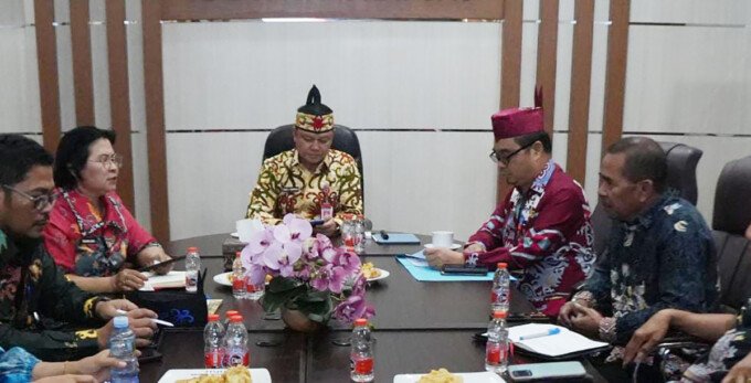 Pemerintah Kabupaten Kapuas melaksanakan Rapat Pembahasan tentang Pembangunan Sekolah Rakyat yang dipimpin Sekretaris Daerah Kabupaten Kapuas, Usis I Sangkai, bertempat di Ruang Rapat Sekda, Kamis (27/8).