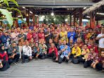 Bupati Kapuas HM Wiyatno bersama Sekretaris Daerah Kabupaten Kapuas Usis I Sangkai saat bersilaturahmi dengan para kepala desa se-Kabupaten Kapuas di Palangka Raya, Jumat (6/8/2026).