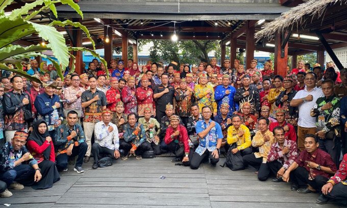 Bupati Kapuas HM Wiyatno bersama Sekretaris Daerah Kabupaten Kapuas Usis I Sangkai saat bersilaturahmi dengan para kepala desa se-Kabupaten Kapuas di Palangka Raya, Jumat (6/8/2026).