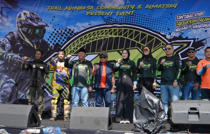Bupati Kapuas HM Wiyatno saat menghadiri Trail Adhyaksa “Jelajah Alam Marabahan” di Kabupaten Barito Kuala, Sabtu (8/8). Bupati Kapuas HM Wiyatno saat menghadiri Trail Adhyaksa “Jelajah Alam Marabahan” di Kabupaten Barito Kuala, Sabtu (8/8).