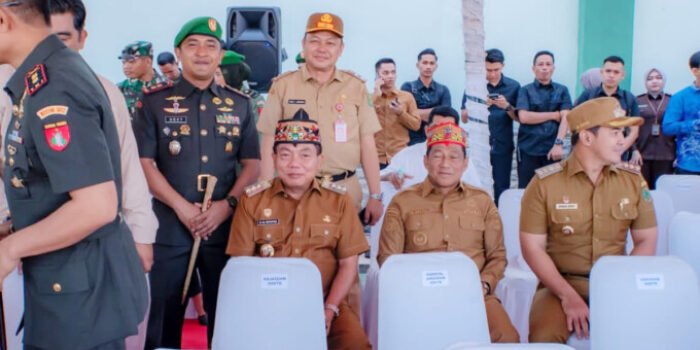 Bupati Kapuas H. M. Wiyatno didampingi Sekretaris Daerah (Sekda) Kabupaten Kapuas Usis I. Sangkai menghadiri Parade, Defile, dan Syukuran dalam rangka memperingati HUT ke-1 Kodam XXII/Tambun Bungai Tahun 2026, di Lapangan Upacara Makodam XXII/Tambun Bungai, Senin (10/8).