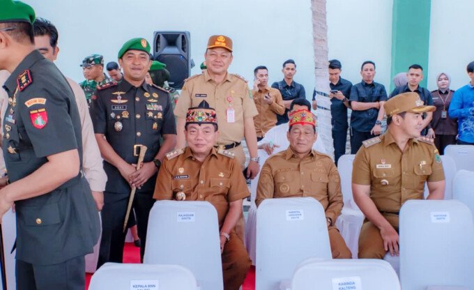Bupati Kapuas H. M. Wiyatno didampingi Sekretaris Daerah (Sekda) Kabupaten Kapuas Usis I. Sangkai menghadiri Parade, Defile, dan Syukuran dalam rangka memperingati HUT ke-1 Kodam XXII/Tambun Bungai Tahun 2026, di Lapangan Upacara Makodam XXII/Tambun Bungai, Senin (10/8).