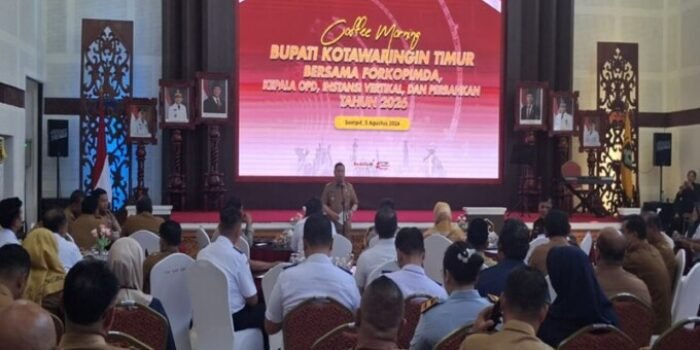 Bupati Kotim Halikinnor. Memberikan arahan saat coffee morning bersama Forkopimda dan jajaran pemerintah daerah, di Aula rumah jabatan Bupati, Senin (3/8).