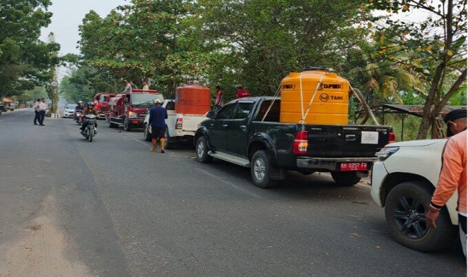 Sejumlah OPD saat turun langsung ke lapangan mendistribusikan air menggunakan armada yang dilengkapi tandon membantu petugas di lapangan, Jumat (21/8)