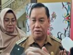 Bupati Kotim H.Halikinnor didampingi Wabup Irawati. Saat diwawancara awak media usai rapat koordinasi karhutla di rumah jabatan bupati, Senin, (24/8/2026)