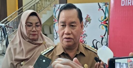 Bupati Kotim H.Halikinnor didampingi Wabup Irawati. Saat diwawancara awak media usai rapat koordinasi karhutla di rumah jabatan bupati, Senin, (24/8/2026) Bupati Kotim H.Halikinnor didampingi Wabup Irawati. Saat diwawancara awak media usai rapat koordinasi karhutla di rumah jabatan bupati, Senin, (24/8/2026)
