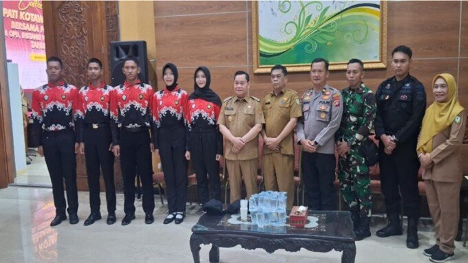 Bupati Kotim H.Halikinnor saat melepas keberangkatan lima calon Paskibraka Kotim yang lolos jadi Paskibraka di Provinsi Kalteng, Senin (3/8).
