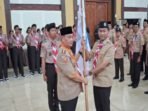 Bupati Kotim H. Halikinnor yang juga menjabat ketua Mabicab menyerahkan bendera kepada Ketua Kwarcab Gerakan Pramuka Kotim periode 2026-2031, Angga Aditya Nugraha, Rabu (5/8).
