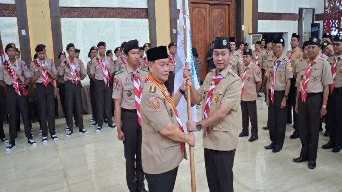 Kotim Bupati Kotim H. Halikinnor yang juga menjabat ketua Mabicab menyerahkan bendera kepada Ketua Kwarcab Gerakan Pramuka Kotim periode 2026-2031, Angga Aditya Nugraha, Rabu (5/8).