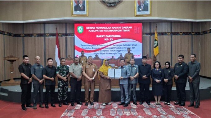 Kotim Wakil Bupati Kotim Irawati. Bersama Ketua DPRD Kotim Rimbun usai penandatanganan kesepakatan bersama terkait KUPA PPAS saat rapat paripurna yang digelar, Senin (10/8).