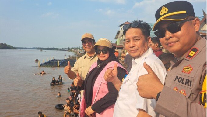 Wakil Bupati Kotim Irawati. Menghadiri mandi safar di Pasar Kamis, Kelurahan Kota Besi Hilir, Kecamatan Kota Besi, Rabu (12/8/2026).