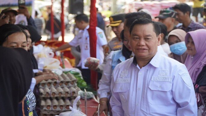 Bupati Kotim H.Halikinnor. Menghadiri penyaluran bantuan pangan beras yang dirangkai dengan kegiatan Gerakan Pangan Murah di Taman Kota Sampit, Rabu (19/8).