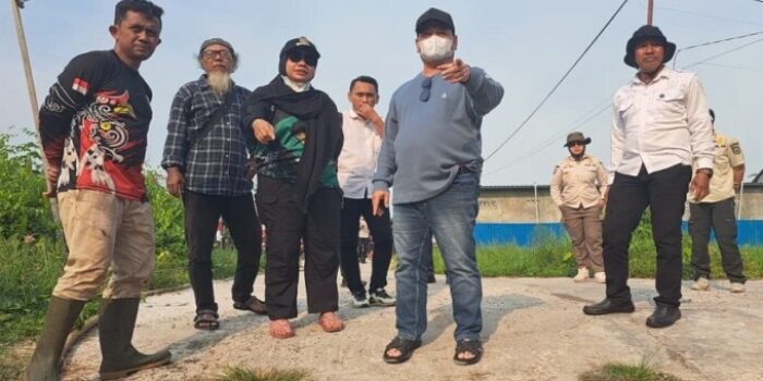 Bupati Kotim H.Halikinnor dan Wabup Irawati, meninjau karhutla di Jalan Kacapiring 3 Kelurahan Ketapang, Rabu (19/8/2026).